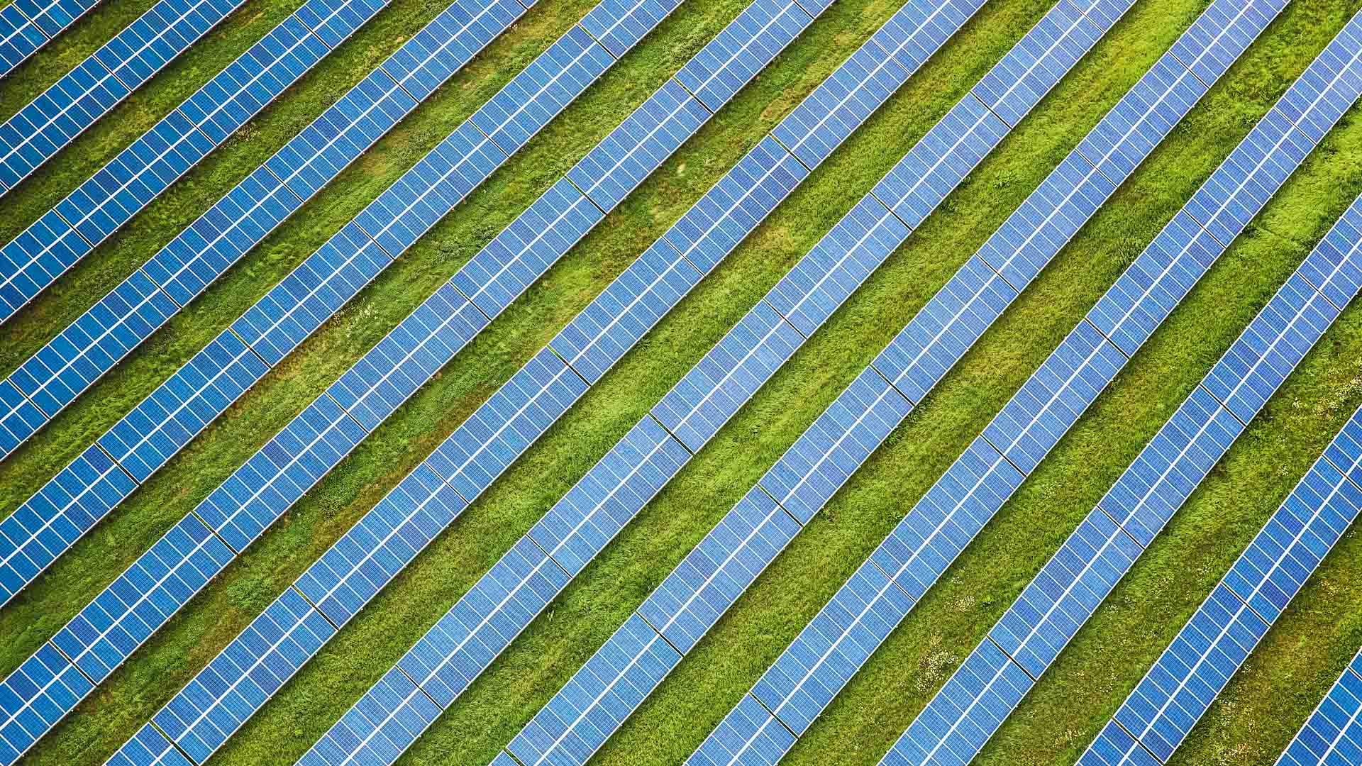 Sonnenkollektoren in Deutschland - EU-Förderung macht Wasserstoff-Projekt möglich