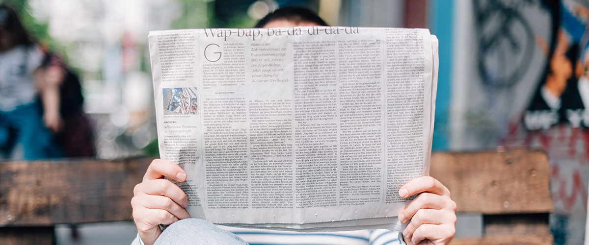 Pressemitteilungen Schreiben Tipps - Mann mit Zeitung